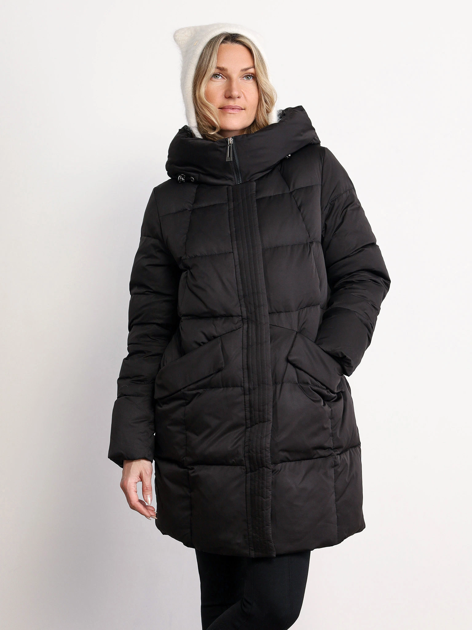 Пуховик черного цвета с капюшоном